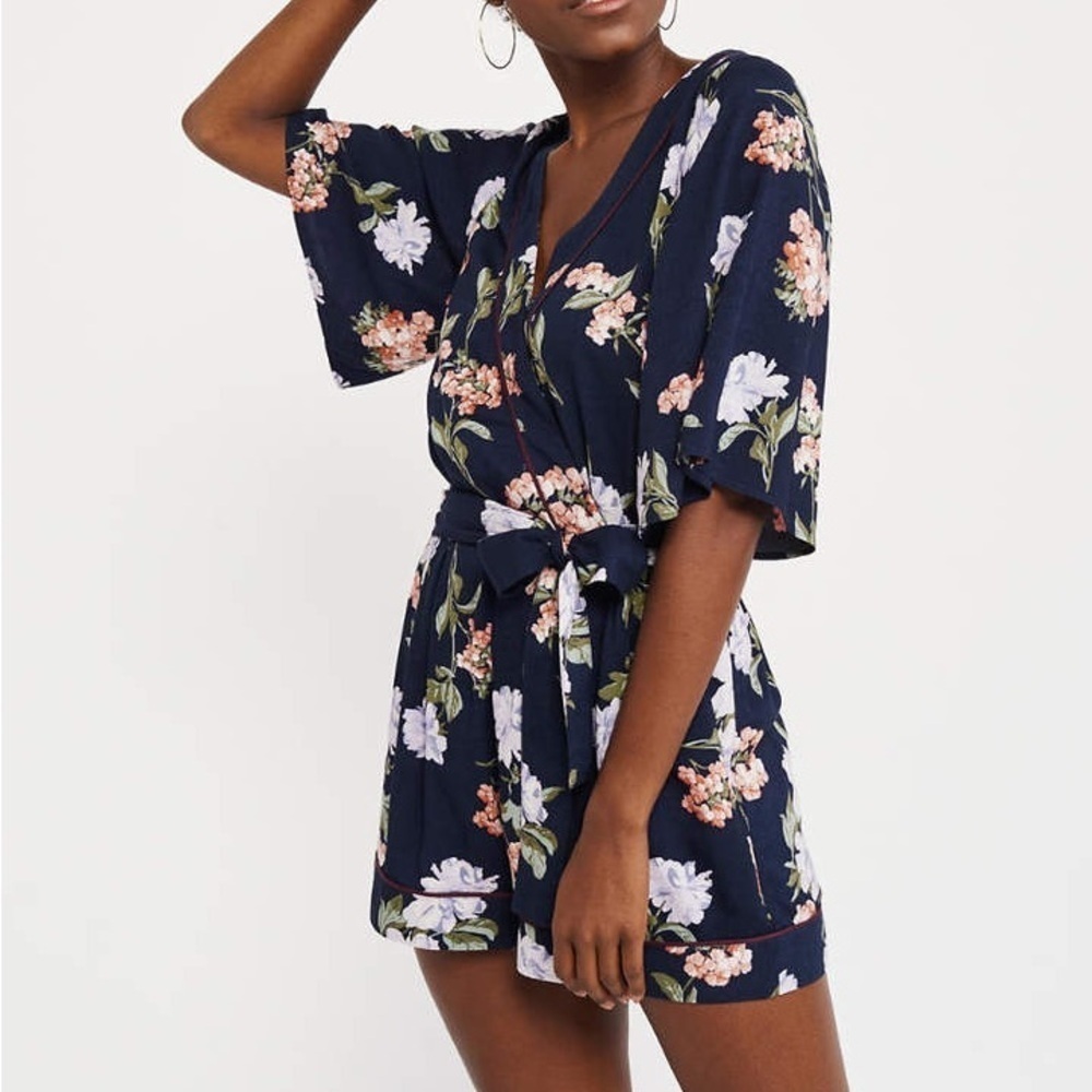 Abercrombie & Fitch Navy Blue Floral Kimono Wrap Romper Size M Tall